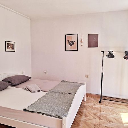 מוסטר Apartman Square מראה חיצוני תמונה
