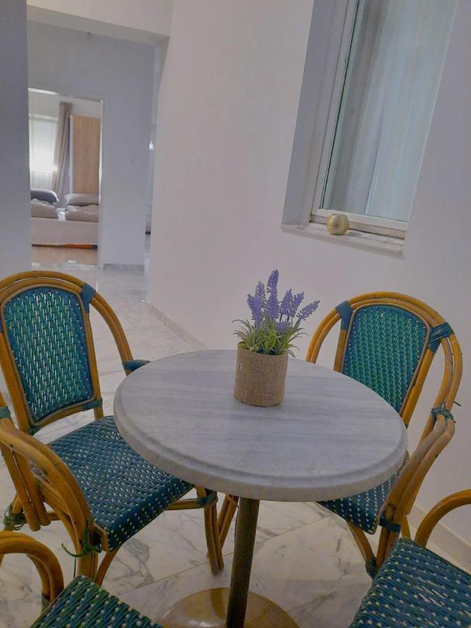 מוסטר Apartman Square מראה חיצוני תמונה
