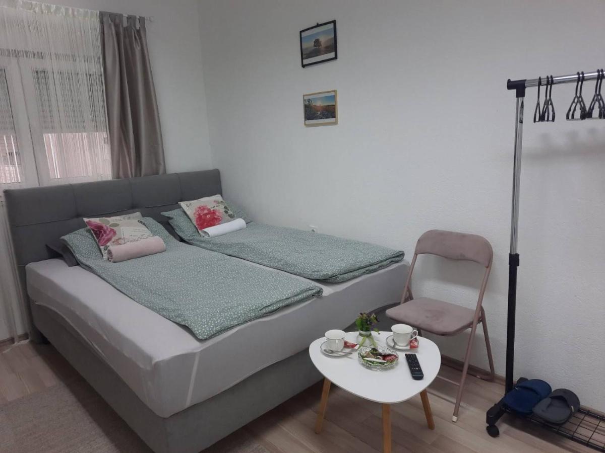 מוסטר Apartman Square מראה חיצוני תמונה