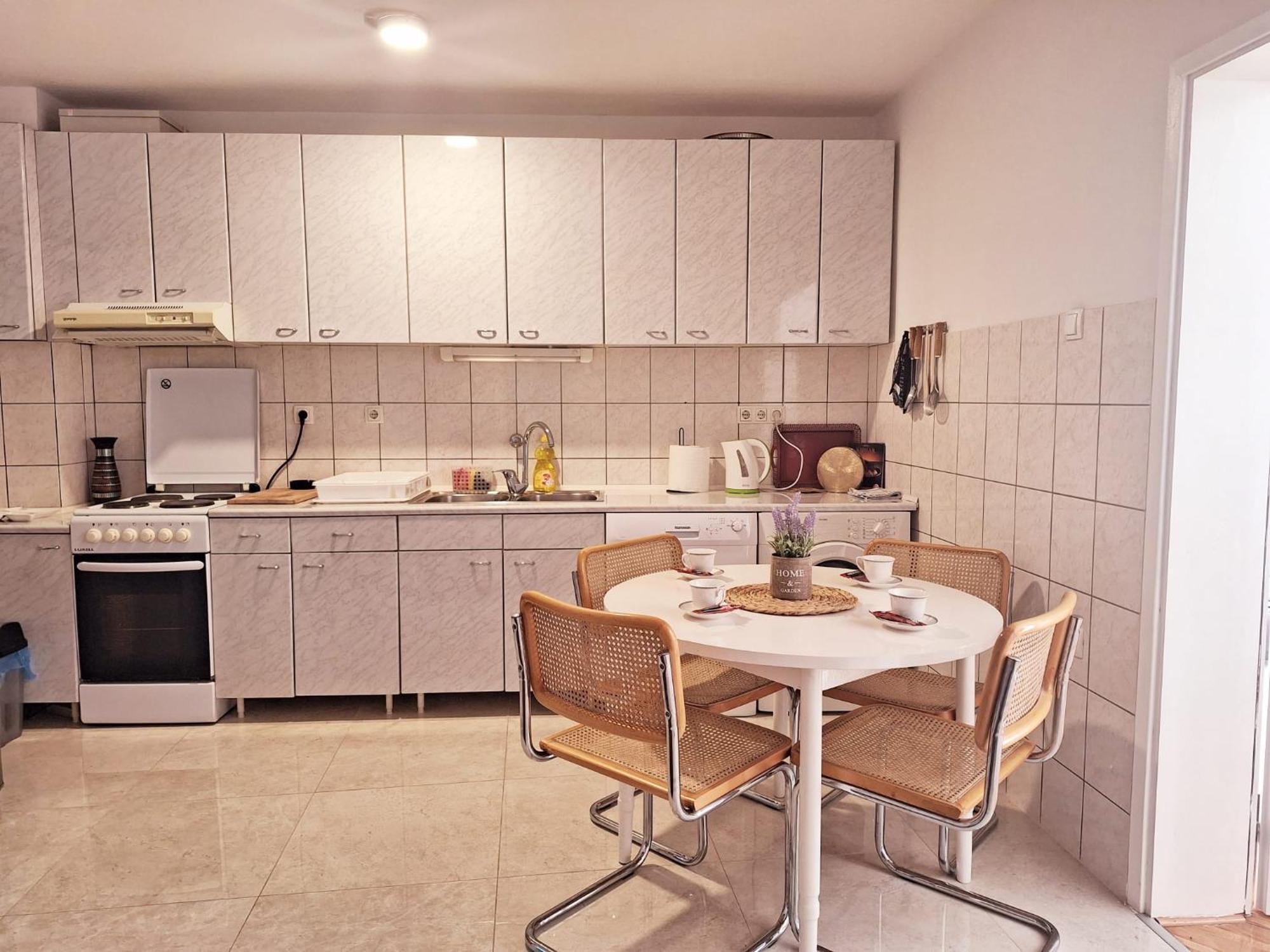 מוסטר Apartman Square מראה חיצוני תמונה