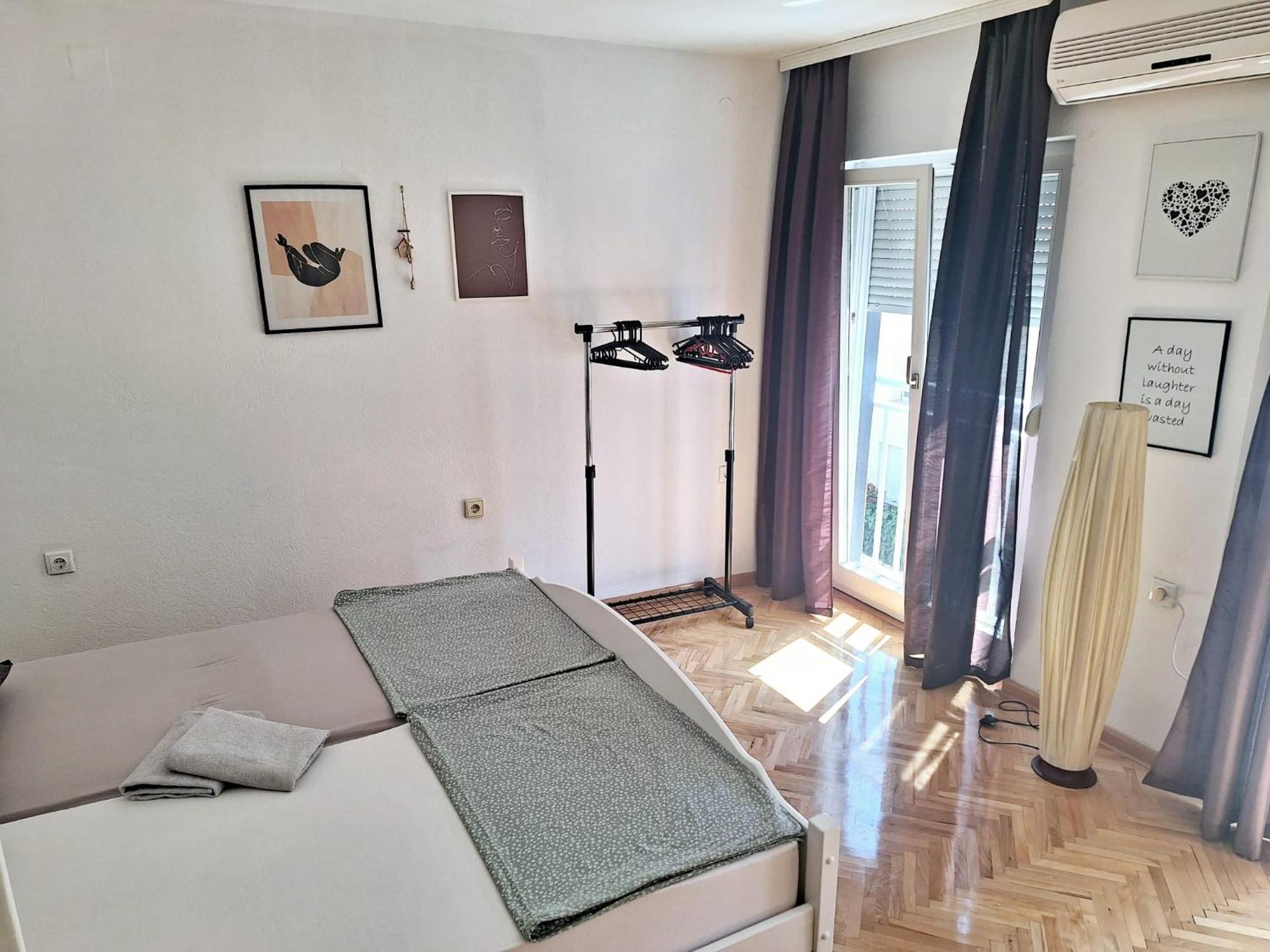 מוסטר Apartman Square מראה חיצוני תמונה