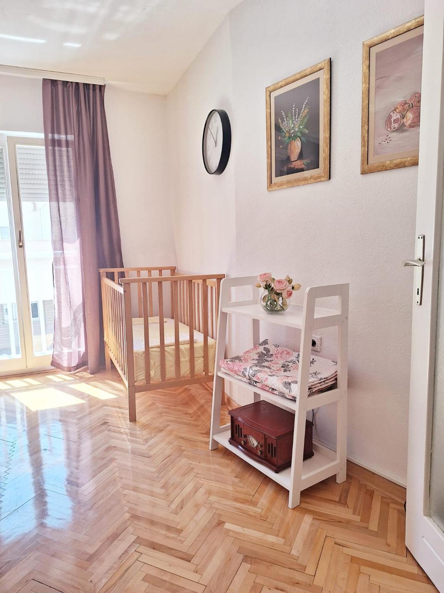 מוסטר Apartman Square מראה חיצוני תמונה